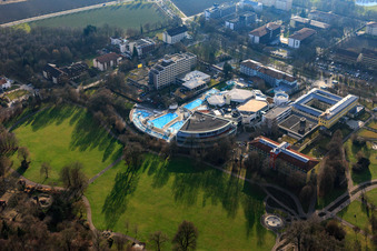 Vue aérienne de Europa Therme Bad Füssing sur Kurallee avec Klinik Niederbayern sur Paracelsusstraße et Thermenhotel Tannenhof 1 à Bad Füssing dans le département Bavière, Allemagne