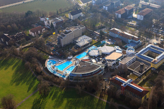 Vue aérienne de Parc thermal de l'Europa Therme Bad Füssing sur la Kurallee avec la Klinik Niederbayern sur la Paracelsusstraße et le Thermenhotel Tannenhof 1 à Bad Füssing dans le département Bavière, Allemagne