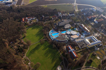 Vue aérienne de Parc thermal de l'Europa Therme Bad Füssing sur la Kurallee avec la Klinik Niederbayern sur la Paracelsusstraße et le Thermenhotel Tannenhof 1 à Bad Füssing dans le département Bavière, Allemagne