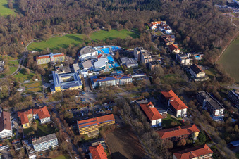 Vue aérienne de Parc thermal de l'Europa Therme Bad Füssing sur la Kurallee avec la Klinik Niederbayern sur la Paracelsusstraße et le Thermenhotel Tannenhof du sud-ouest 1 à Bad Füssing dans le département Bavière, Allemagne
