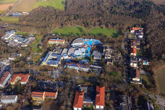 Vue oblique de Parc thermal de l'Europa Therme Bad Füssing sur la Kurallee avec la Klinik Niederbayern sur la Paracelsusstraße et le Thermenhotel Tannenhof du sud-ouest 1 à Bad Füssing dans le département Bavière, Allemagne