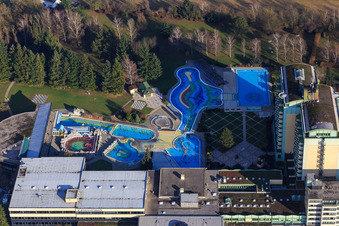 Spa thermal Johannesbad Bad Füssing avec école de massage et clinique spécialisée Bad Füssing à le quartier Würding in Bad Füssing dans le département Bavière, Allemagne d'en haut