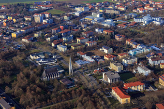 Vue aérienne de Architecture moderne de l'église paroissiale du Saint-Esprit dans la Rathausstraße à Bad Füssing dans le département Bavière, Allemagne