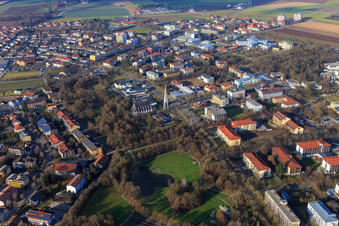 Vue aérienne de Rathausstraße avec l'architecture moderne de l'église paroissiale Heilig Geist et le parc de la ville depuis le sud-est à Bad Füssing dans le département Bavière, Allemagne