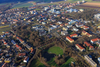 Vue aérienne de Rathausstraße avec l'architecture moderne de l'église paroissiale Heilig Geist et le parc de la ville depuis le sud-est à Bad Füssing dans le département Bavière, Allemagne