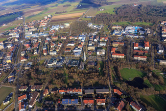 Photographie aérienne de Rathausstraße avec l'architecture moderne de l'église paroissiale Heilig Geist et le parc de la ville depuis le sud-est à Bad Füssing dans le département Bavière, Allemagne