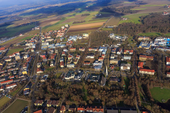 Vue aérienne de Rathausstraße avec l'architecture moderne de l'église paroissiale Heilig Geist vue du sud à Bad Füssing dans le département Bavière, Allemagne