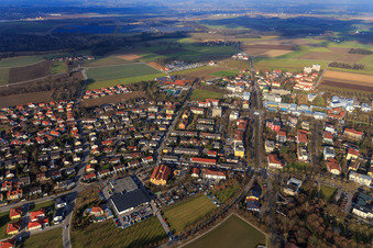 Vue aérienne de Vue d'ensemble de la ville avec la Thermalbadstraße depuis le sud à Bad Füssing dans le département Bavière, Allemagne