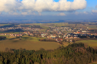 Vue aérienne de Vue de la ville depuis le sud-ouest à le quartier Dobl in Rotthalmünster dans le département Bavière, Allemagne
