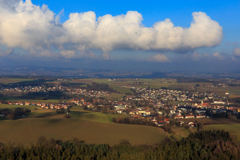 Vue aérienne de Vue de la ville depuis le sud-ouest à le quartier Dobl in Rotthalmünster dans le département Bavière, Allemagne