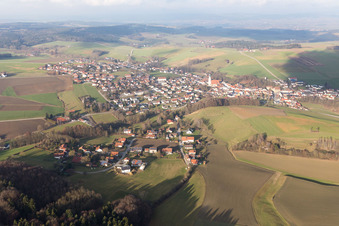 Vue aérienne de Marché Kößlarn à le quartier Danglöd in Kößlarn dans le département Bavière, Allemagne