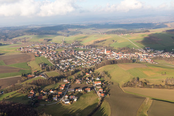 Vue aérienne de Champs agricoles et terres agricoles à le quartier Danglöd in Kößlarn dans le département Bavière, Allemagne