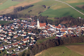 Vue aérienne de Église paroissiale de la Sainte-Trinité dans le quartier de Grünberg à le quartier Danglöd in Kößlarn dans le département Bavière, Allemagne