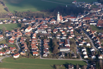 Vue aérienne de Église paroissiale de la Sainte Trinité à le quartier Danglöd in Kößlarn dans le département Bavière, Allemagne