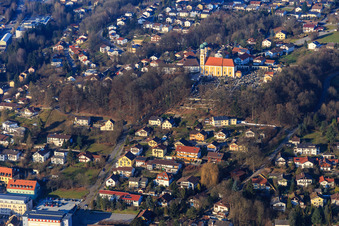 Vue aérienne de Bergstrasse et Gartlbergstrasse jusqu'à l'église de pèlerinage de Gartlberg au cimetière Pfarrkirchen à Pfarrkirchen dans le département Bavière, Allemagne