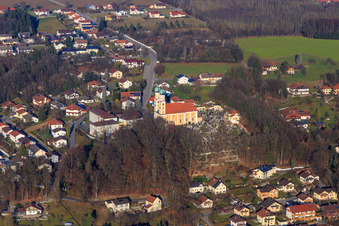 Vue aérienne de Bergstrasse et Gartlbergstrasse jusqu'à l'église de pèlerinage de Gartlberg au cimetière Pfarrkirchen à Pfarrkirchen dans le département Bavière, Allemagne