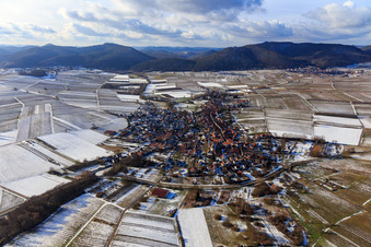 Vue aérienne de Vue du village en hiver avec de la neige depuis l'est à Göcklingen dans le département Rhénanie-Palatinat, Allemagne