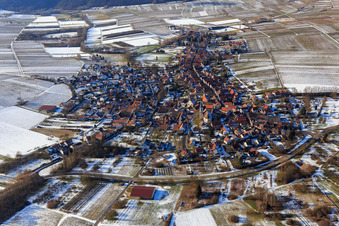 Vue aérienne de Vue d'ensemble du village en hiver avec de la neige venant de l'est à Göcklingen dans le département Rhénanie-Palatinat, Allemagne