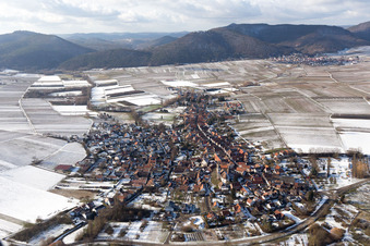 Vue aérienne de Vue du village enneigé en hiver à Göcklingen dans le département Rhénanie-Palatinat, Allemagne