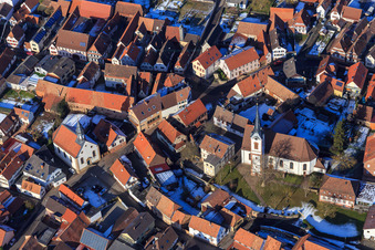 Vue aérienne de Laurentiusgarten sur la Pfaffengasse en hiver avec de la neige à Göcklingen dans le département Rhénanie-Palatinat, Allemagne