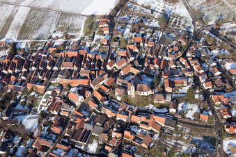 Photographie aérienne de Vue du village enneigé en hiver à Göcklingen dans le département Rhénanie-Palatinat, Allemagne