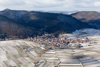 Vue aérienne de Vue d'un village viticole en hiver avec de la neige depuis l'est à Eschbach dans le département Rhénanie-Palatinat, Allemagne