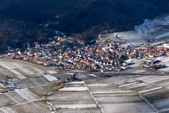 Vue aérienne de Vue d'un village viticole en hiver avec de la neige depuis l'est à Eschbach dans le département Rhénanie-Palatinat, Allemagne