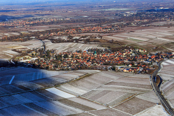 Vue aérienne de Vue du village en contrebas du petit Kalmit en hiver avec de la neige du sud-ouest à Ilbesheim bei Landau dans le département Rhénanie-Palatinat, Allemagne