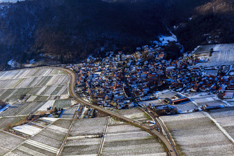 Vue aérienne de Vue du village en hiver avec de la neige depuis l'est à Eschbach dans le département Rhénanie-Palatinat, Allemagne