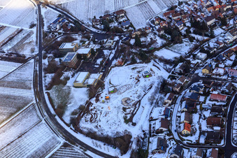 Vue aérienne de Installation d'Ilbesheimer Alla-Hopp en hiver avec de la neige à Ilbesheim bei Landau dans le département Rhénanie-Palatinat, Allemagne