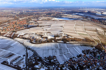 Vue aérienne de Réserve naturelle et chapelle Kleine Kalmit en hiver avec de la neige de l'ouest à Ilbesheim bei Landau dans le département Rhénanie-Palatinat, Allemagne