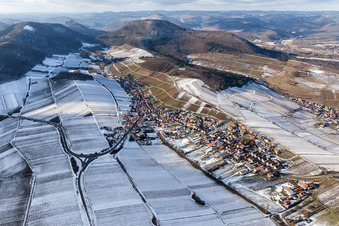 Vue aérienne de Vignobles enneigés en hiver à Ranschbach dans le département Rhénanie-Palatinat, Allemagne