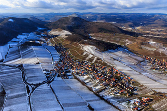 Vue aérienne de Vue du village viticole en hiver avec des vignes enneigées depuis l'est à Ranschbach dans le département Rhénanie-Palatinat, Allemagne
