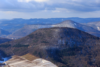 Vue aérienne de Parapentistes en groupe en hiver au-dessus du Hohenberg à Annweiler am Trifels dans le département Rhénanie-Palatinat, Allemagne