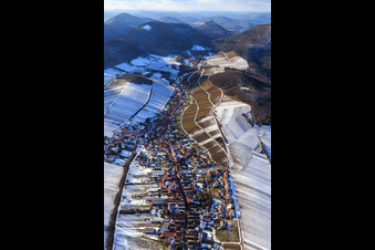 Photographie aérienne de Vue du village viticole en hiver avec des vignes enneigées depuis l'est à Ranschbach dans le département Rhénanie-Palatinat, Allemagne