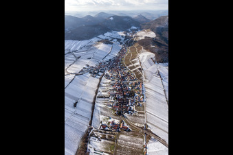 Vue aérienne de Vignobles enneigés en hiver à Ranschbach dans le département Rhénanie-Palatinat, Allemagne
