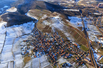 Vue aérienne de Vue du village viticole en hiver entre les vignes enneigées depuis l'est à Birkweiler dans le département Rhénanie-Palatinat, Allemagne