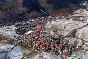 Vue aérienne de Vue d'un village viticole au bord du Haardt en hiver entre des vignes enneigées du sud à Frankweiler dans le département Rhénanie-Palatinat, Allemagne