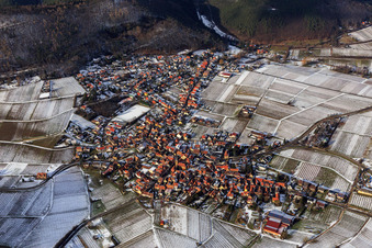 Vue aérienne de Vue d'un village viticole au bord du Haardt en hiver entre des vignes enneigées du sud à Frankweiler dans le département Rhénanie-Palatinat, Allemagne