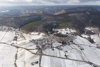 Vue aérienne de Champs agricoles et terres agricoles enneigés en hiver à Gleisweiler dans le département Rhénanie-Palatinat, Allemagne