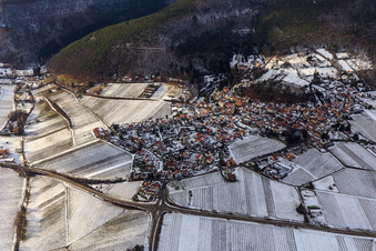 Vue aérienne de Vue d'un village viticole au bord du Haardt en hiver entre des vignes enneigées depuis l'est à Gleisweiler dans le département Rhénanie-Palatinat, Allemagne