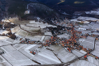 Vue aérienne de Vue d'un village viticole au bord du Haardt en hiver entre des vignes enneigées depuis le sud-est à Burrweiler dans le département Rhénanie-Palatinat, Allemagne