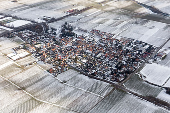 Vue aérienne de Champs agricoles et terres agricoles enneigés en hiver à Walsheim dans le département Rhénanie-Palatinat, Allemagne