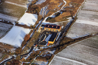 Vue aérienne de Route des vins du Sud, centre de recyclage Nord (près d'Edesheim) en hiver avec de la neige venant de l'ouest à Knöringen dans le département Rhénanie-Palatinat, Allemagne