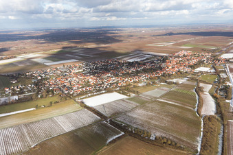 Vue aérienne de En hiver, quand il neige à Essingen dans le département Rhénanie-Palatinat, Allemagne