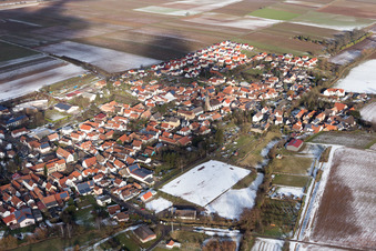Vue aérienne de En hiver, quand il neige à Essingen dans le département Rhénanie-Palatinat, Allemagne