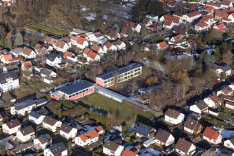 Vue aérienne de École Hainbach à le quartier Niederhochstadt in Hochstadt dans le département Rhénanie-Palatinat, Allemagne