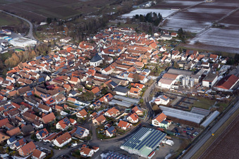 Vue aérienne de En hiver à le quartier Niederhochstadt in Hochstadt dans le département Rhénanie-Palatinat, Allemagne