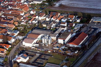 Vue aérienne de Locaux de l'usine de la cave Otto Pressler (Palatinat) à le quartier Niederhochstadt in Hochstadt dans le département Rhénanie-Palatinat, Allemagne