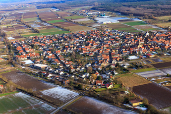 Vue aérienne de Vue du village en hiver avec de la neige du nord-ouest à Zeiskam dans le département Rhénanie-Palatinat, Allemagne